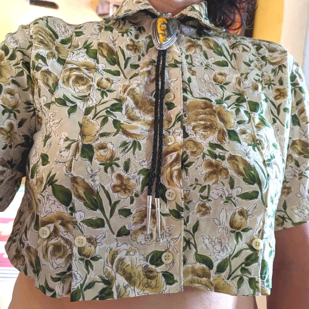 Vintage Floral Short Sleeve Button-Down Crop Top